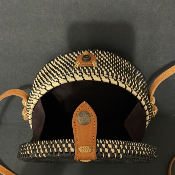BLACK AND TAN ROUND RATTAN PURSE - Picture 5 of 12